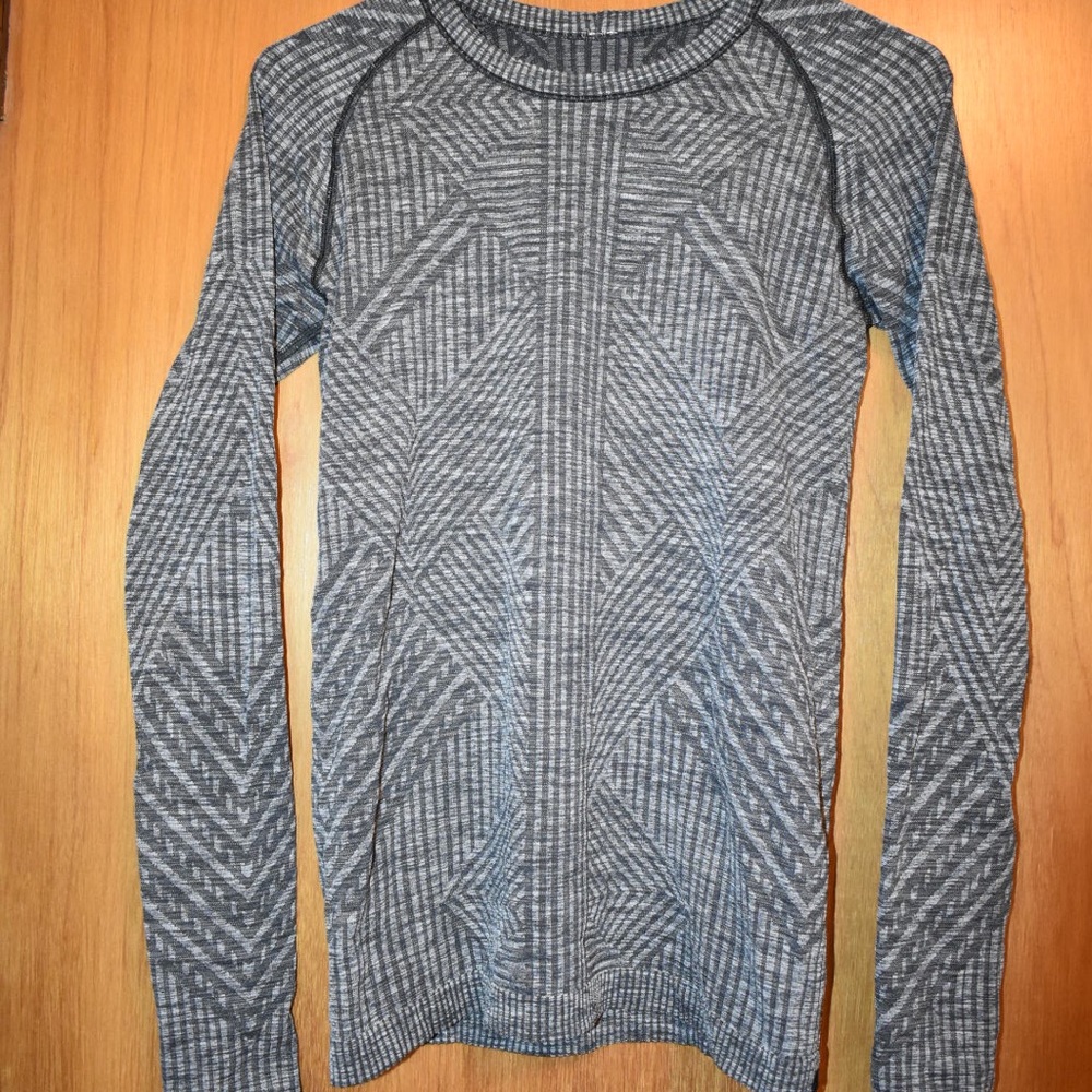 Lululemon Grey Patterned Long Sleeve - image 1